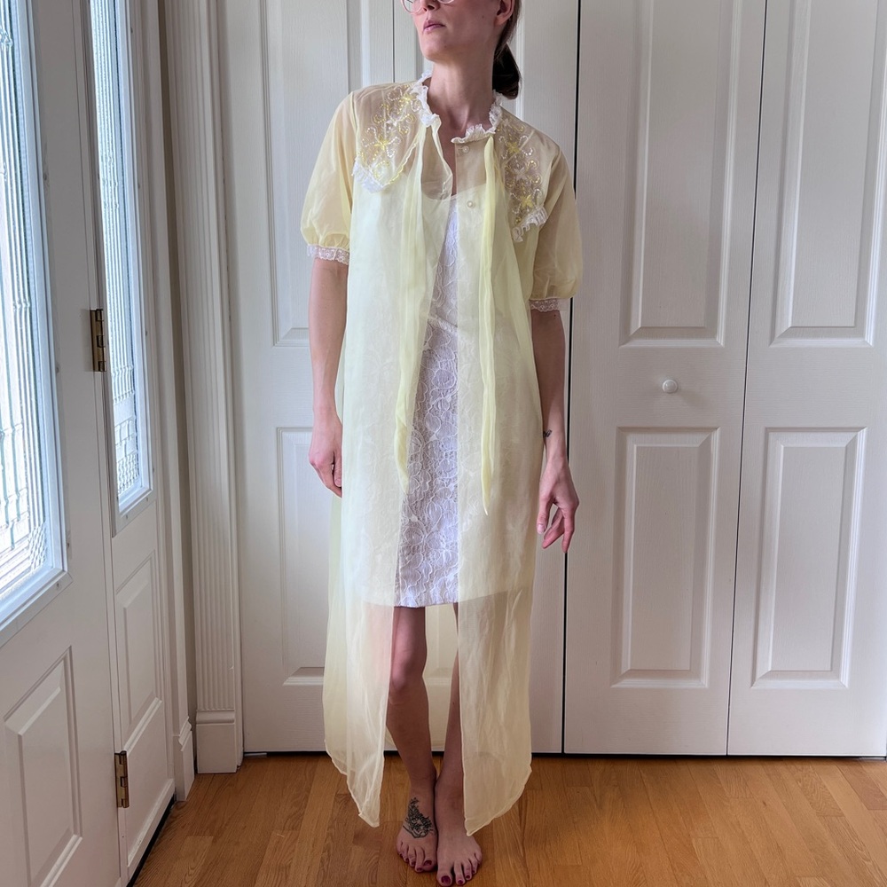 Vintage 1950’s Pale Yellow Robe with Embroidered Design & Lace Trim